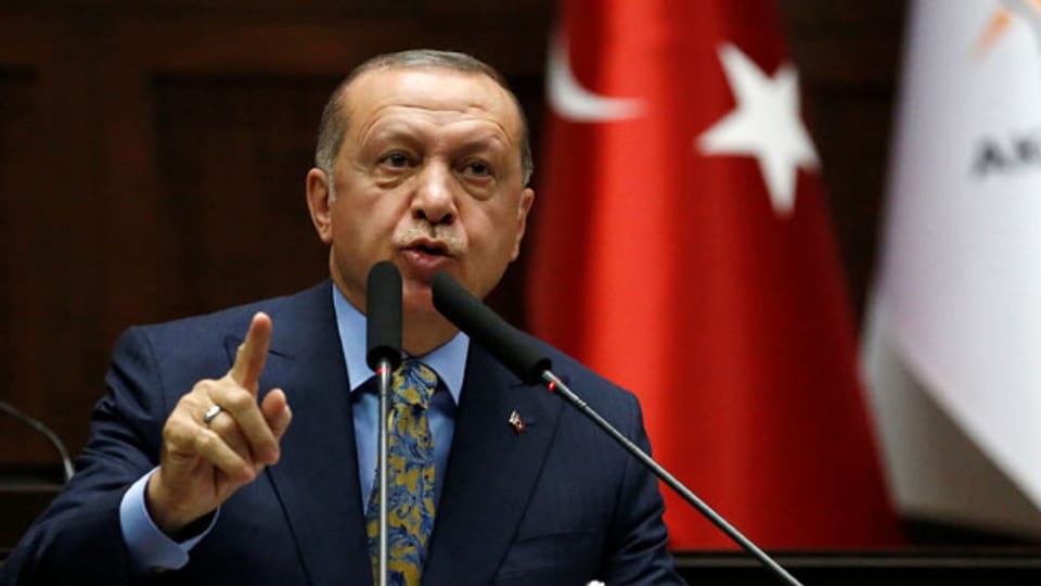 Der türkische Präsident Tayyip Erdogan spricht am 23. Oktober 2018 bei einem Treffen im türkischen Parlament in Ankara, Türkei, mit Abgeordneten seiner regierenden AKP.