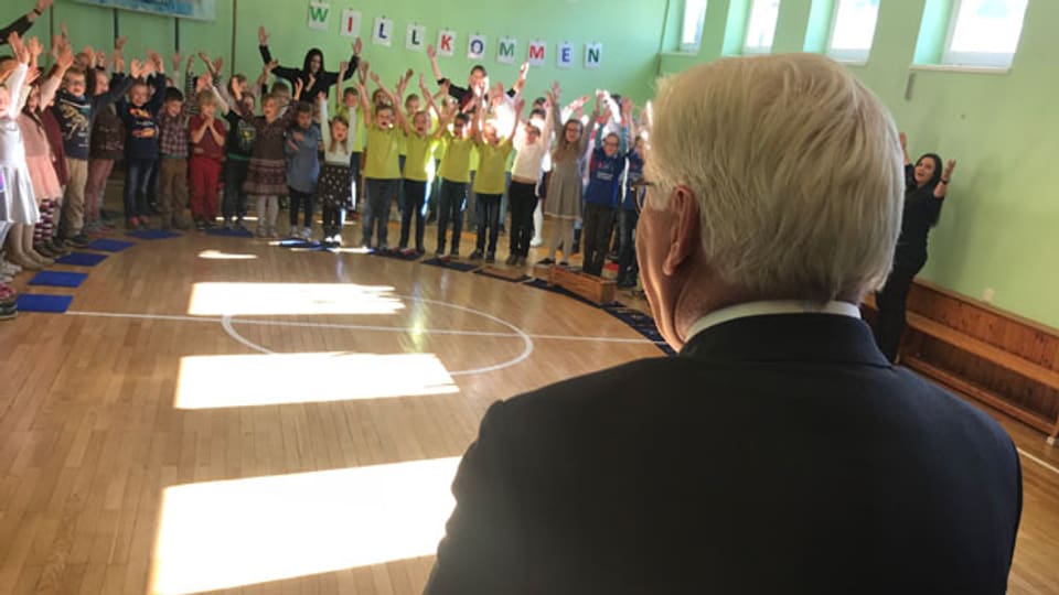 Frank-Walter Steinmeier, Bundespräsident von Deutschland, in einer Schule in Bottenbach.