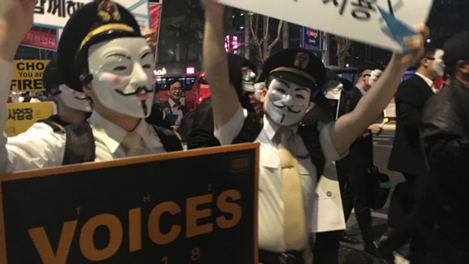 Angestellte der Korean Airlines demonstrieren gegen den Konzernchef und das schlechte Management.
