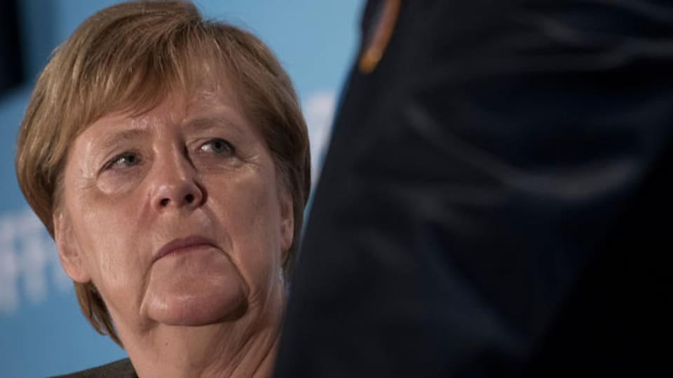 Bundeskanzlerin Angela Merkel (CDU) steht im Festzelt auf dem Kalten Markt. In Hessen wird am 28.10.2018 ein neuer Landtag gewählt.
