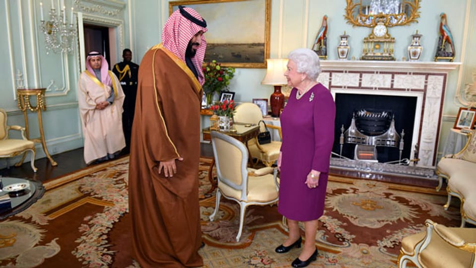 Queen Elizabeth II begrüsst den Saudi Arabischen Kronzprinzen Mohammed bin Salman.