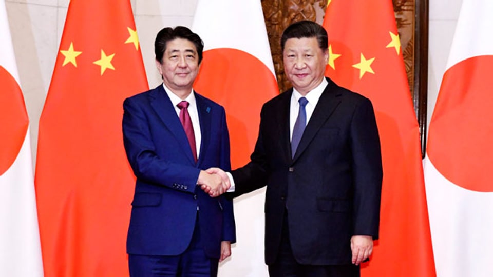 Japans Premier Shinzo Abe (links) und der chinesische Staats- und Parteichef Xi Jinping in Peking am 26. Oktober 2018.