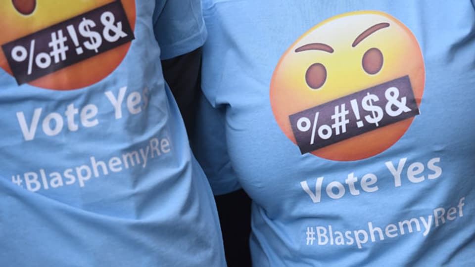 T-Shirts mit der Aufschrift JA zum Blasphemie-Gesetz in Dublin, Irland.