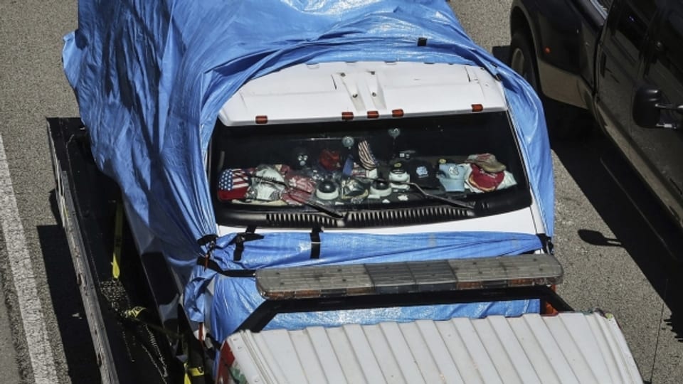 Das Fahrzeug des mutmasslichen Paketbombers wird in Florida abgeschleppt.
