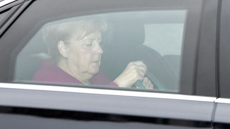 Die deutsche Bundeskanzlerin Angela Merkel trifft am Montagvormittag im CDU-Hauptquartier in Berlin ein.