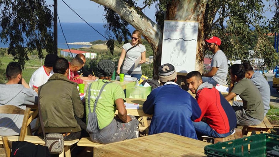 Durch das Engagement vieler Menschen sind verschiedene Projekte im unserem Community Center auf Lesbos entstanden. Unterricht unter Olivenbäumen.