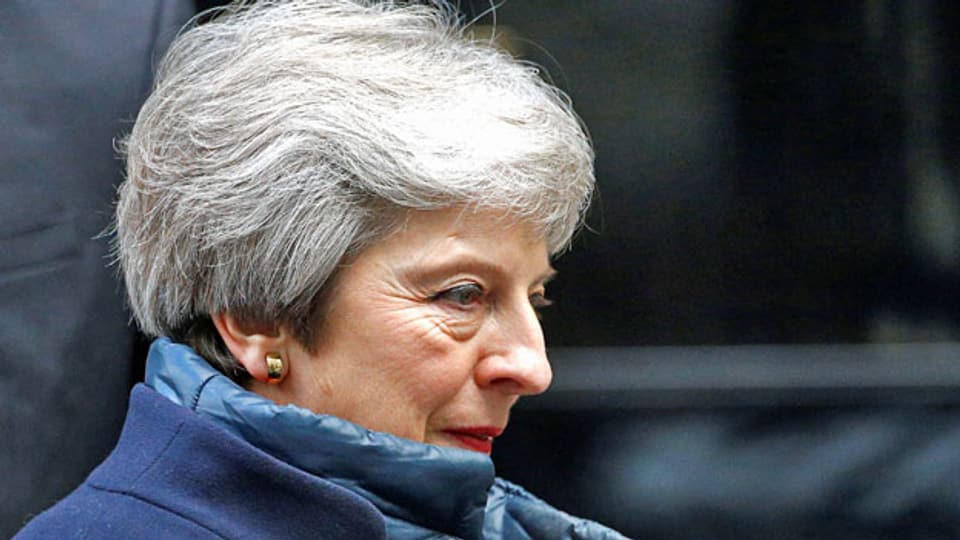 Die britische Premierministerin Theresa May verlässt die Downing Street Nummer 10 in London.