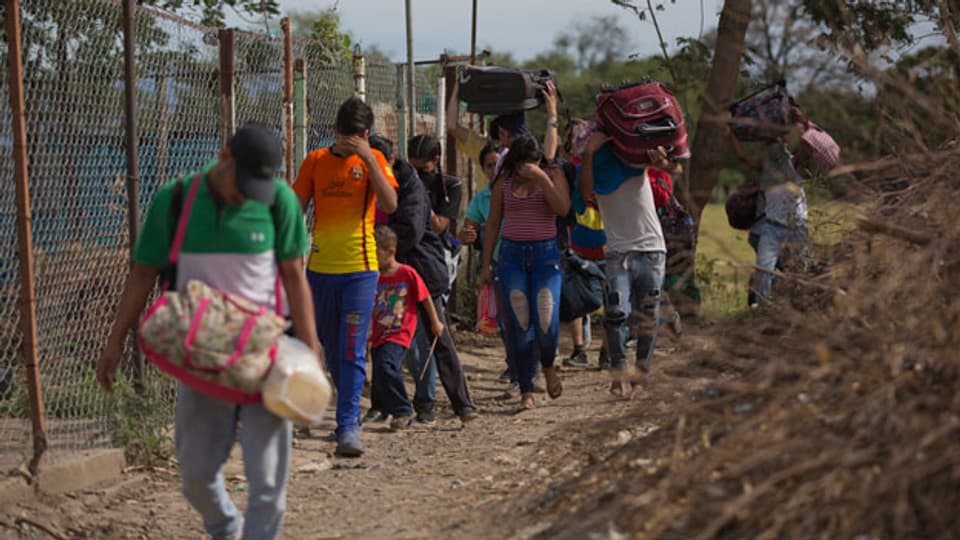 Venezolaner überqueren illegal die Grenze zu Kolumbien.