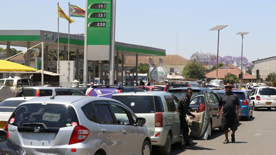 Autofahrer warten stundenlang, um Benzin zu tanken in Harare, Simbabwe.