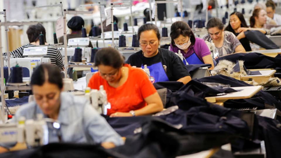 Die Gefahr, dass in der Textilindustrie Roboter die Arbeitsplätze übernehmen, ist gross.