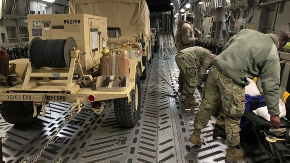 Auf Anweisung des US-Verteidigungsministeriums werden Soldaten, Ausrüstung und Ressourcen eingesetzt, um das Heimatschutzministerium entlang der südwestlichen Grenze zu unterstützen. Schätzungsweise 7.000 US-amerikanische Streitkräfte sollen am Wochenende an der Grenze zwischen Mexiko und den USA ankommen.
