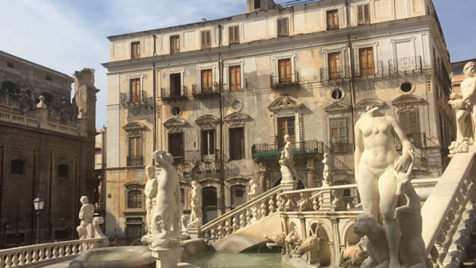 Aufschwung in Palermo – verwahrloste Palazzi in der Altstadt wurden renoviert, der Bürgermeister von Palermo hat die Stadt aus ihrem Dornröschenschlaf geweckt. Doch an Palermos Peripherie ist von Aufschwung im Zentrum wenig zu spüren.