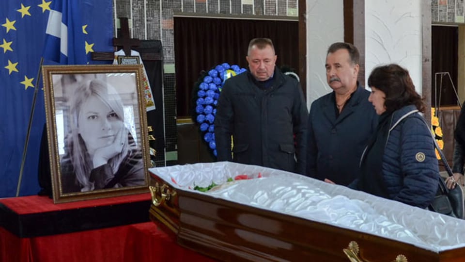 Ukrainer nehmen am 7. November 2018 an der Trauerfeier von Ekaterina Gandsjuk in Kherson, Ukraine, teil.