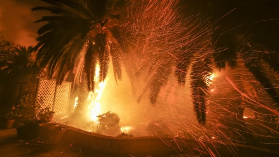 Zehntausende sind in Kalifornien auf der Flucht vor der Feuersbrunst.