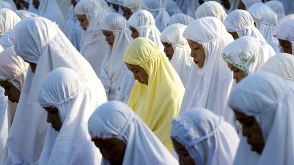 In Indonesien beten muslimische Frauen anlässlich des Ramadans.