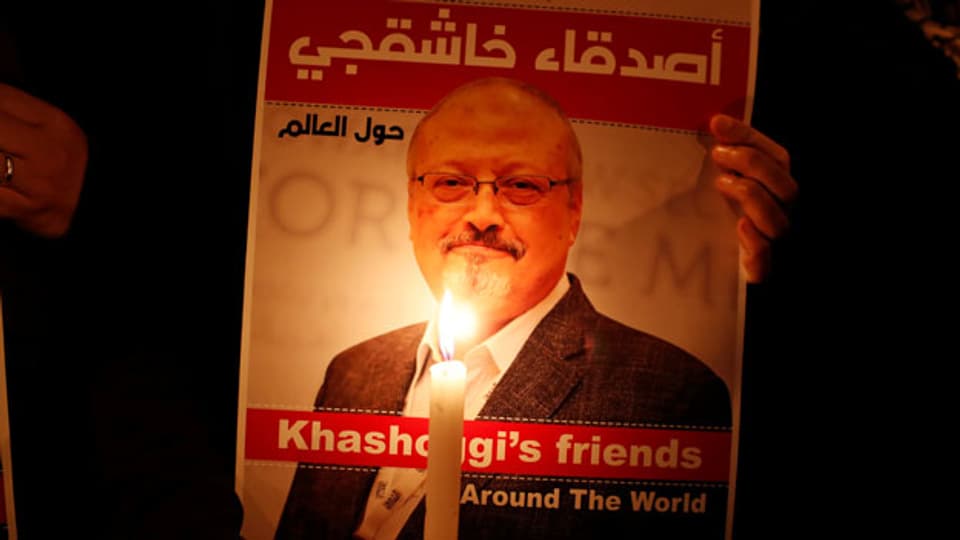 Ein Demonstrant hält ein Plakat mit einem Bild des saudischen Journalisten Jamal Khashoggi vor dem Konsulat von Saudi-Arabien in Istanbul am 25. Oktober 2018.