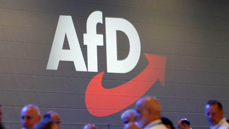 Logo der AfD an einer Parteiversammlung.