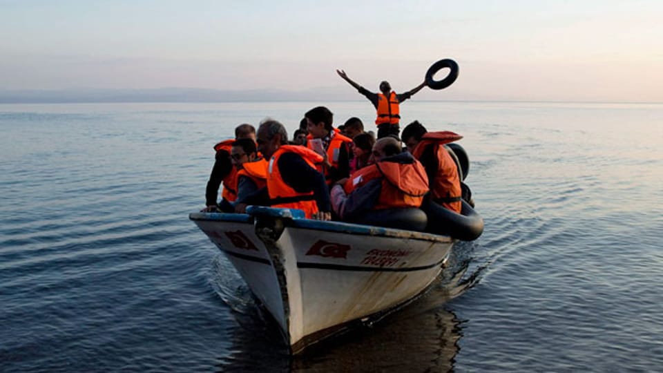 Syrische Flüchtlinge vor der Küste von Lesbos.