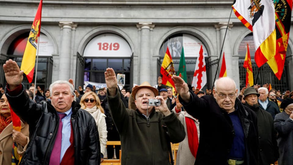 Unterstützer des spanischen Diktators Franco am 18. November 2018 auf der Plaza de Oriente in Madrid anlässlich des Jahrestages von Franco.