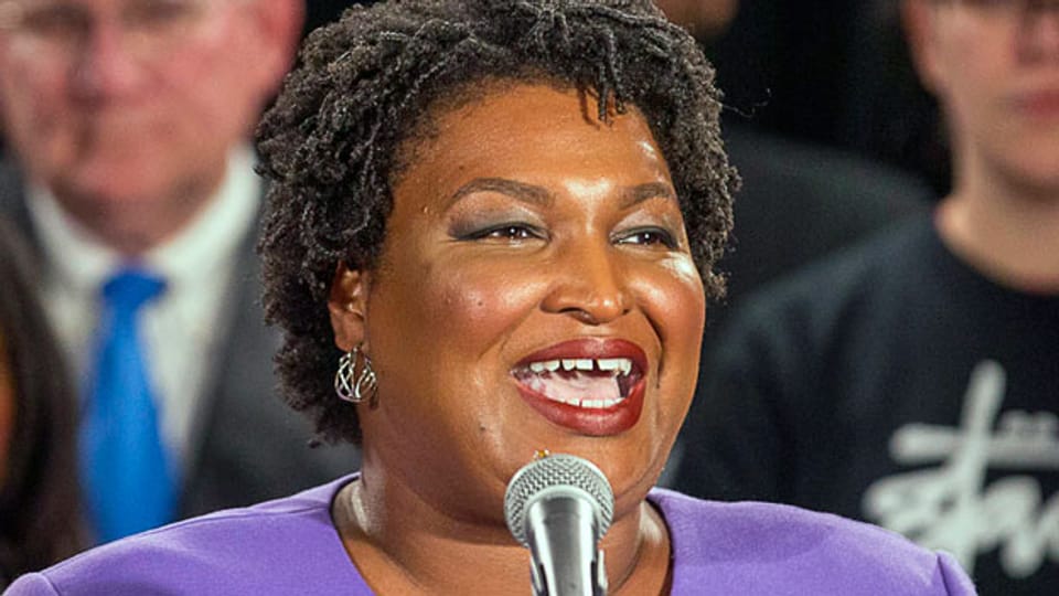 Die schwarze, unterlegene Kandidatin, Stacey Abrams, spricht von einer unfairen Wahl.