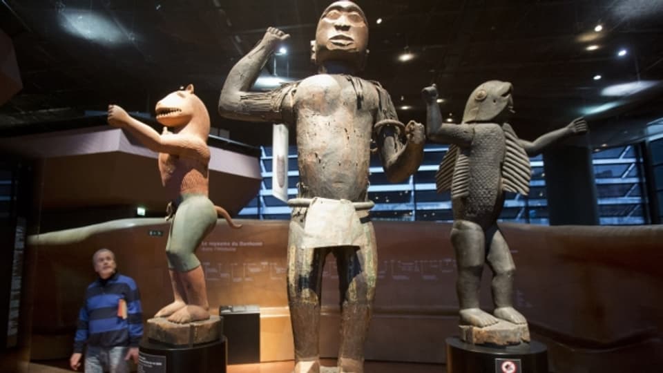 Statuen aus Benin im französischen Nationalmuseum: Solche meist geraubte Kulturgüter will Frankreich zurückgeben.