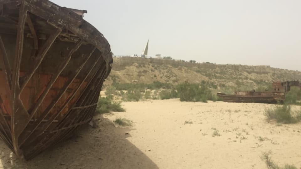 Schiffswracks am Rand des ausgetrockneten Aralsees.