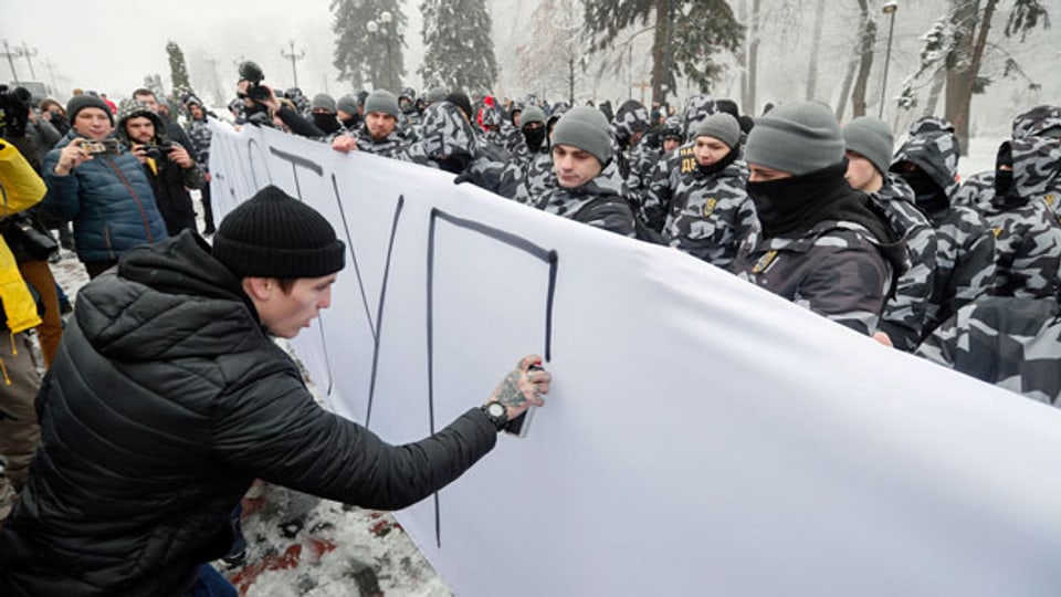 Ukrainische Nationalisten an einer Kundgebung vor dem Parlamentsgebäude in Kiew, Ukraine) am 26. November 2018. Sie fordern, die diplomatischen Beziehungen zu Russland zu abzubrechen und das russische Eigentum in der Ukraine zu nationalisieren.