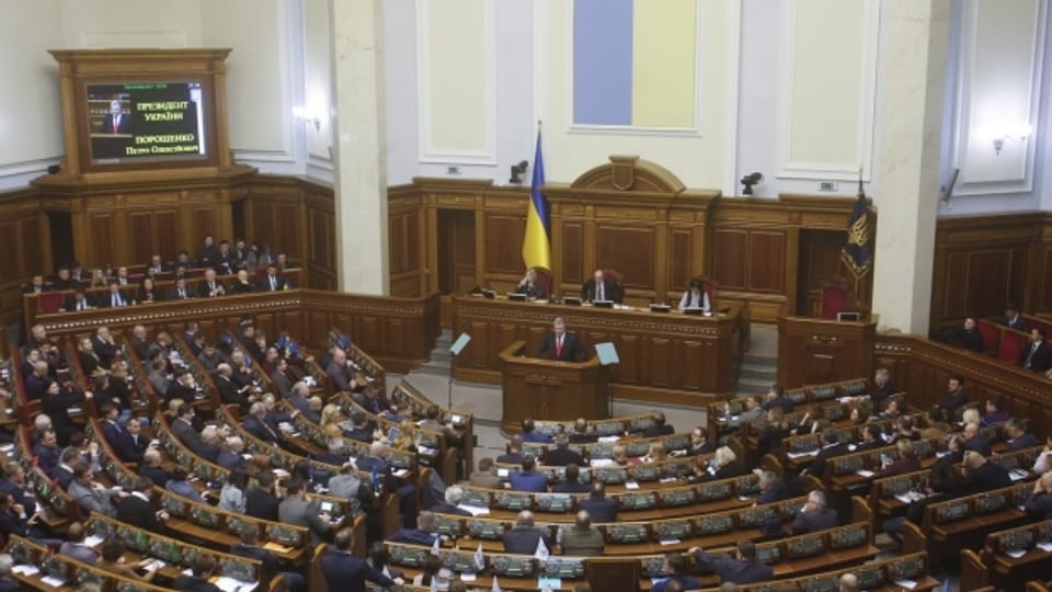 Ukrainisches Parlament verhängt Kriegsrecht.