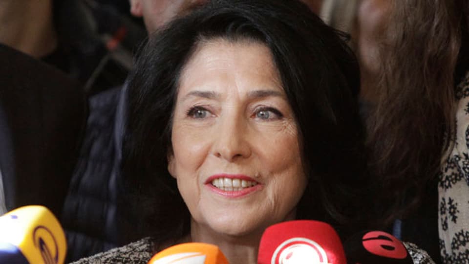 Der westlich orientierte Kaukasus-Staat Georgien hat erstmals eine Frau an die Staatsspitze gewählt: Salome Surabischwili.