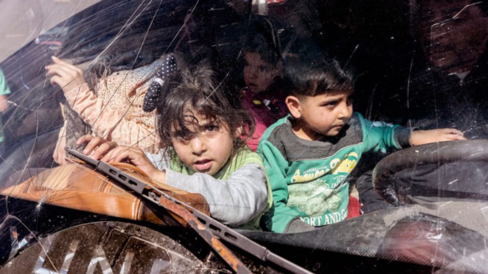 Syrische Flüchtlingskinder warten darauf, aus ihren Flüchtlingslagern im Dorf Arsal im Libanon evakuiert zu werden.