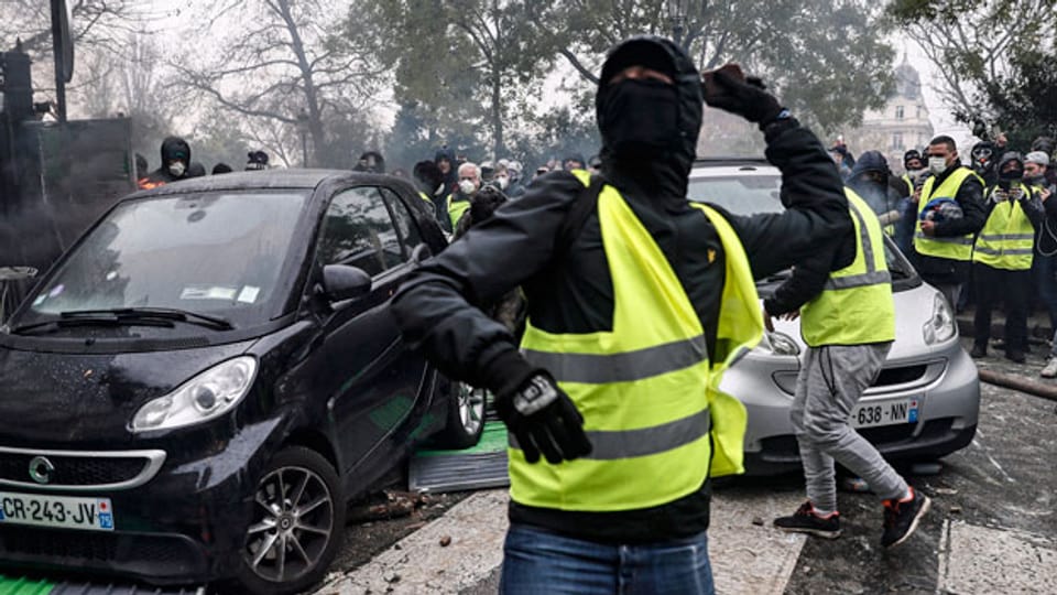 Die Proteste der «Gilet Jaunes» sind am Wochenende in Paris und in anderen französischen Städten wieder in Strassenkravalle ausgeartet.