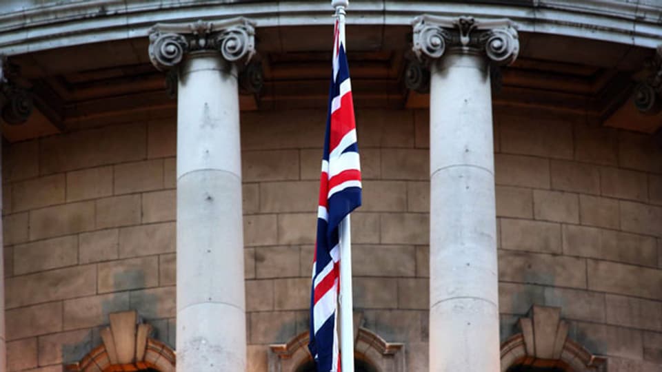 Die britische Flagge vor der Belfaster City Hall in Nordirland.