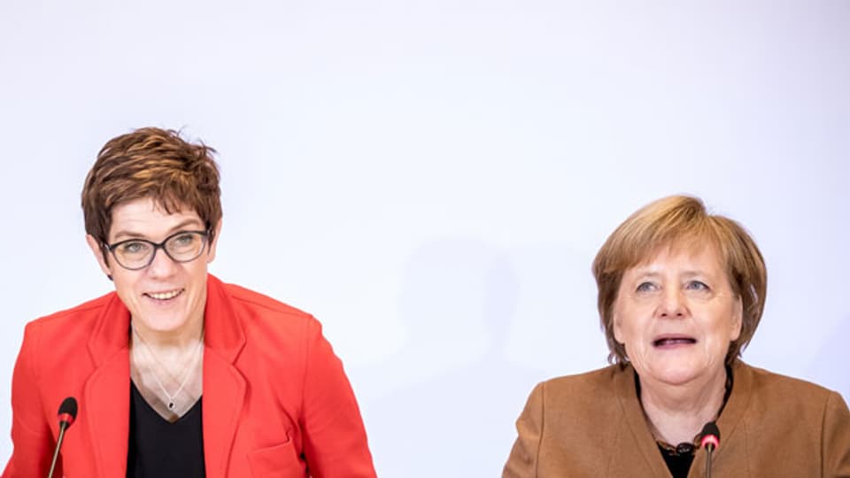 Bundeskanzlerin Angela Merkel (CDU, rechts) sitzt neben Annegret Kramp-Karrenbauer.