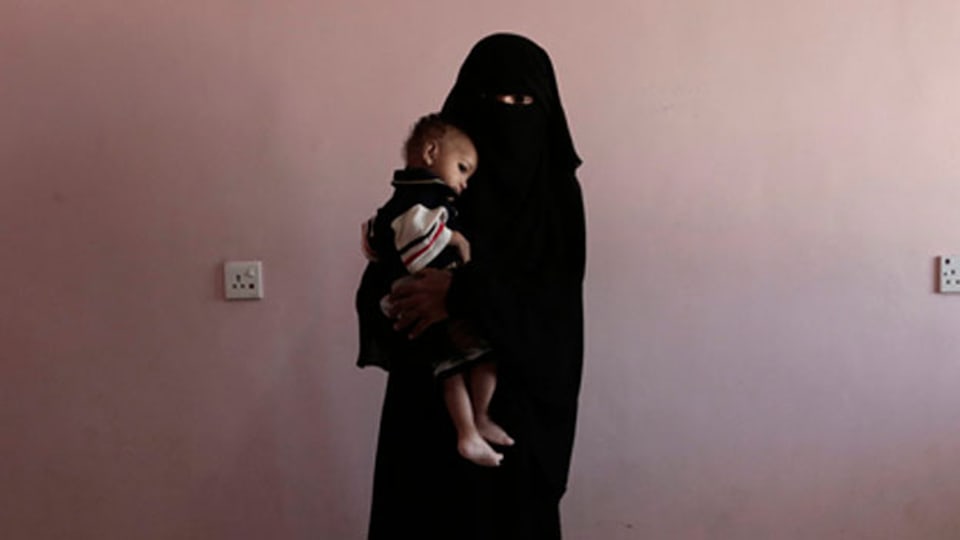 Eine Mutter wartet mit ihrem Kind in einem Spital in Sanaa auf Hilfe.