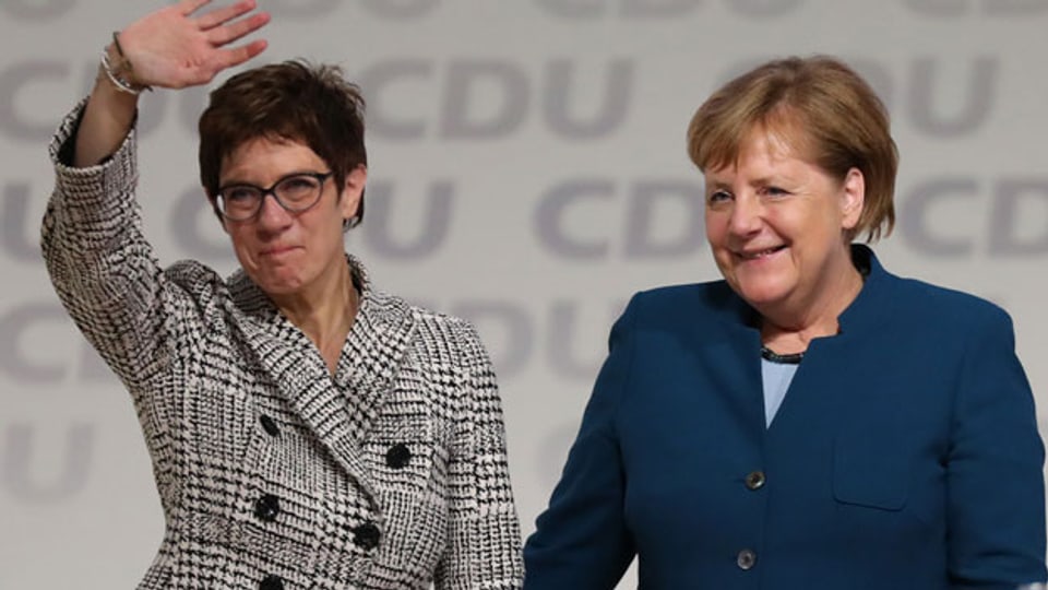 Bundeskanzlerin Angela Merkel (rechts) gratuliert Annegret Kramp-Karrenbauer zur Wahl als neue CDU-Vorsitzende.