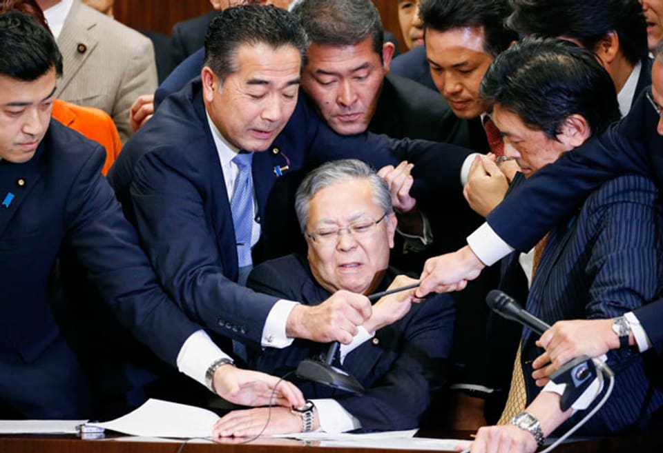Tumult in Japans Parlament