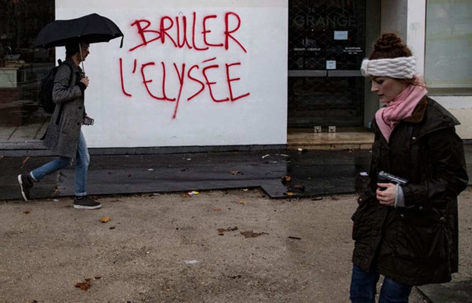 "Das Elysée abbrennen" - Strassenszene in Paris