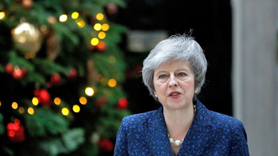 Die britische Premierministerin Theresa May vor den Medien in der Downing Street 10, nachdem bekannt gegeben wurde, dass die Konservative Partei ein Misstrauensvotum gegen ihre Führung ausübt.