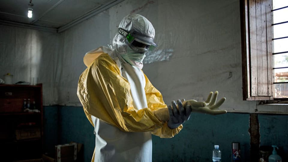 Ein Pfleger mit Schutzausrüstung. Vor dem Betreten der roten Zone eines Ebola-Behandlungszentrums in Bunia, Kongo.