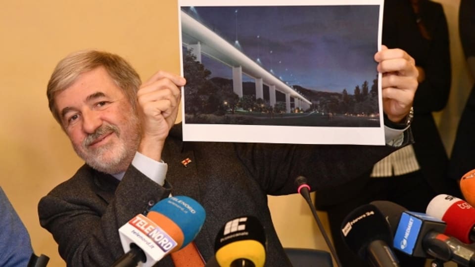 Der Bürgermeister von Genua, Marco Bucci, zeigt einen Entwurf der neuen Brücke.