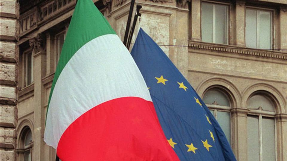Die Fahne von Italien und der EU.