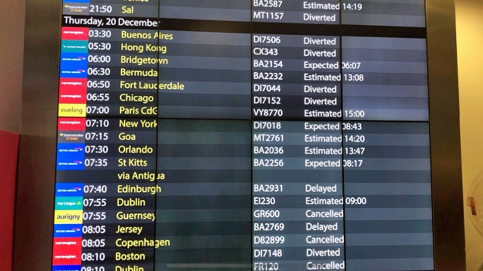Ankunftstafel am Flughafen Gatwick Airport: abgebrochene, annullierte und verspätete Flüge nachdem am Donnerstagmorgen Drohnen entdeckt wurden.