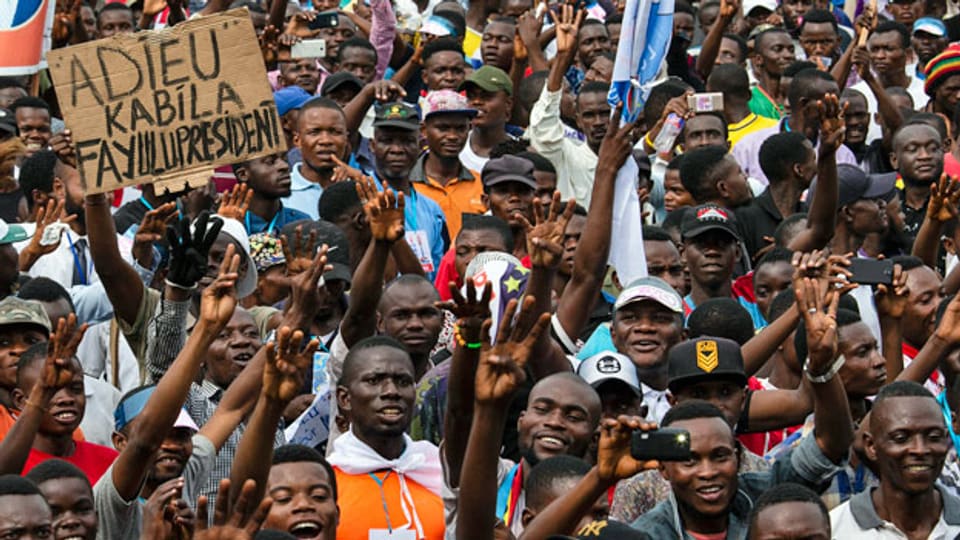Anhänger des Oppositionskandidaten an einer Kundgebung in der Demokratischen Republik Kongo. Die für den 23. Dezember angekündigten Wahlen wurden um zwei Jahre verschoben, was zu Protesten und mehreren hundert Toten geführt hatte.