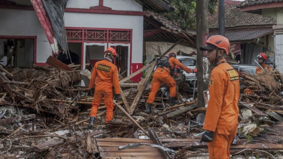 Katastrophenhelfer suchen Opfer in Carita auf West-Java.