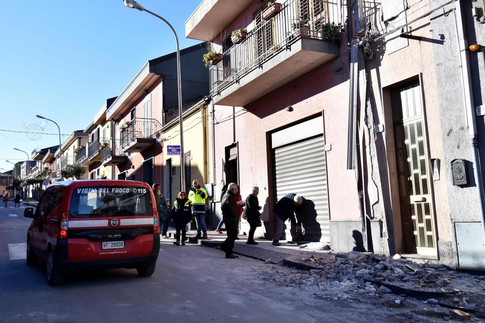   Zerstörte Strasse im Dorf Fleri nach dem Erdbeben vom 26. Dezember