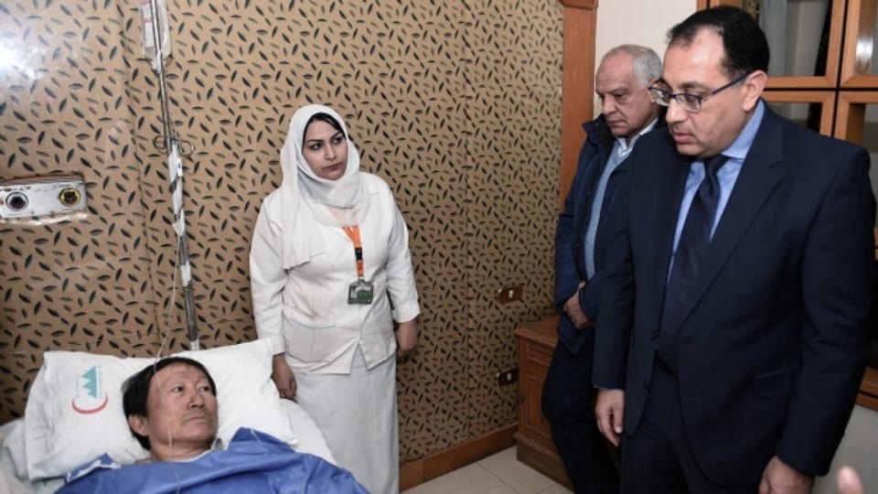 Der ägyptische Premierminister Moustafa Madbouly besucht einen verletzten Touristen nach dem Anschlag im Spital.