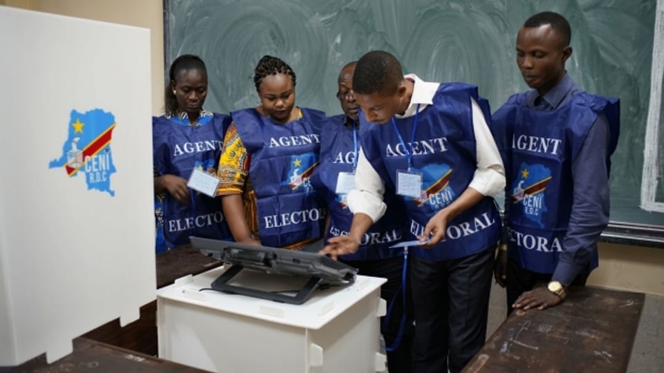 Test einer Wahlmaschine in Kinshasa, Kongo.