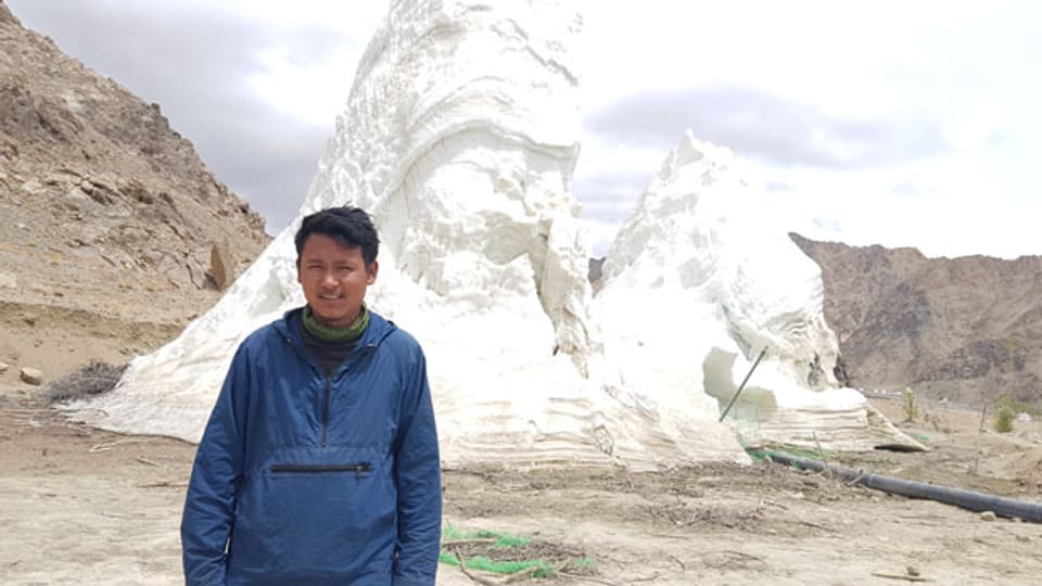 Forscher Rigzen Mingyur in Ladakh vor einem künstlichen Gletscher.