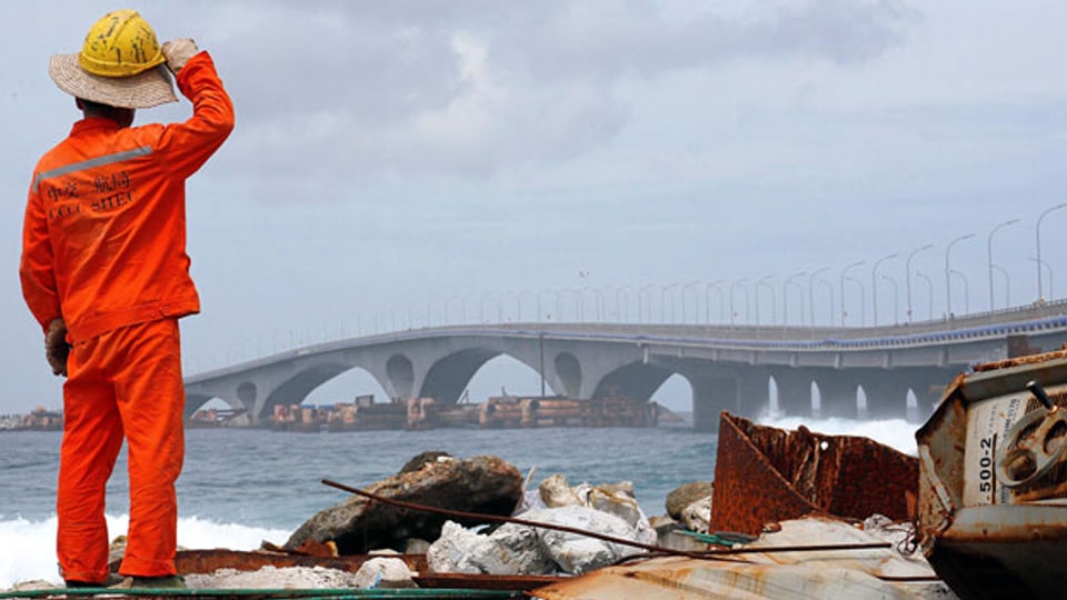 Ein Bauarbeiter vor der von China finanzierten Sinamale-Brücke in Male, Malediven.