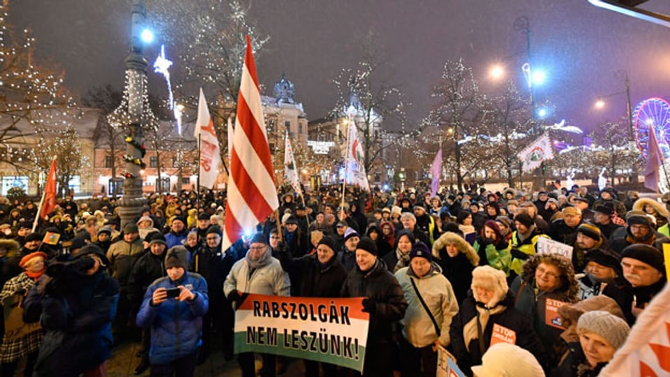 Demonstranten protestieren am 5. Januar 2019 in Debrecen, Ungarn gegen die ungarische Regierung.